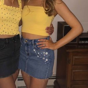 Light wash pacsun jean skirt with little daisies